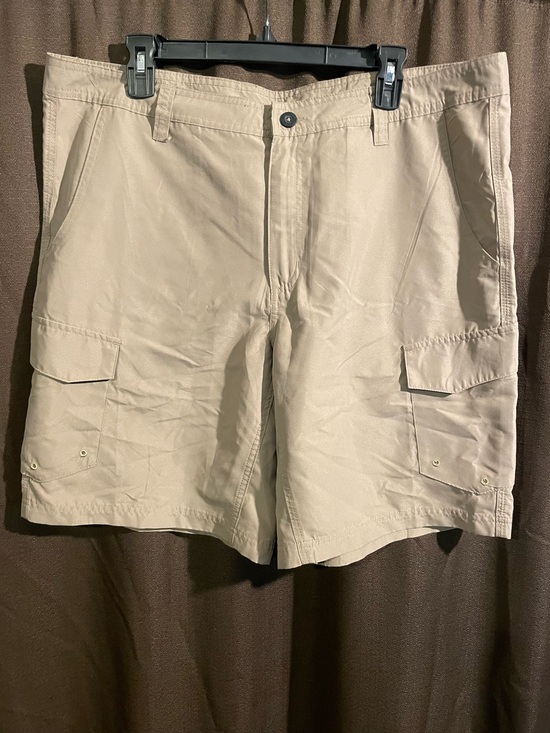 Magellan Outdoors Other - Magellan cargo shorts tan size 36